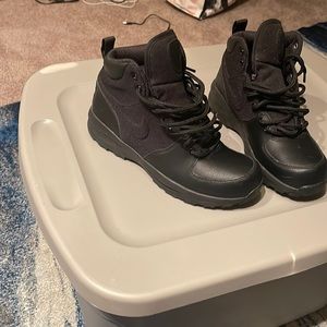 Black Nike ACG Boots Size 6youth (6 in boys equals a 8 in Womens)